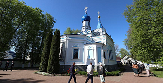 Александр Лукашенко встречает Пасху в монастырском храме в Орше