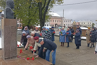 Новогрудчане возложили цветы к памятнику Ленину