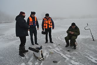Новогрудские спасатели провели рейд по местам массового выхода людей на лед во время зимней рыбалки