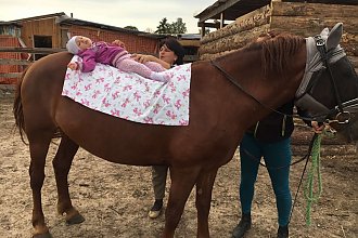 Боец Эми ждёт возвращения на иппотерапию. Истории детей, которым помогает лечение лошадьми