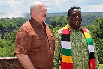 В последний день визита в Зимбабве Александр Лукашенко вместе с Эммерсоном Мнангагвой посетили крокодилью ферму и водопад Виктория
