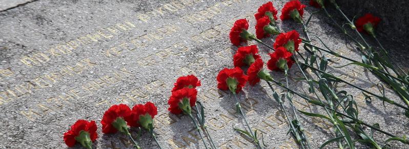 В День народного единства в Новогрудке открыли информационную табличку у могилы казненных крестьян