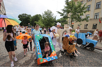 В цветах ФК «Неман» и на «космических кораблях»: парад колясок в Гродно собрал более 80 участников