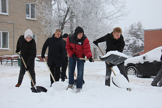 Испытание снегопадом. Молодежь Новогрудчины помогает в уборке снега